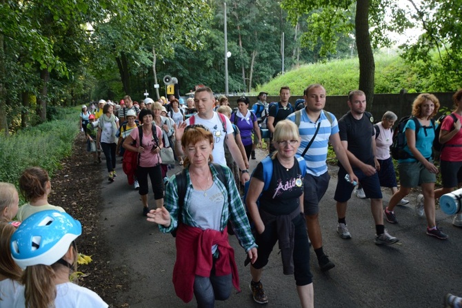 W Zawadzkiem pielgrzymi witani kwiatami