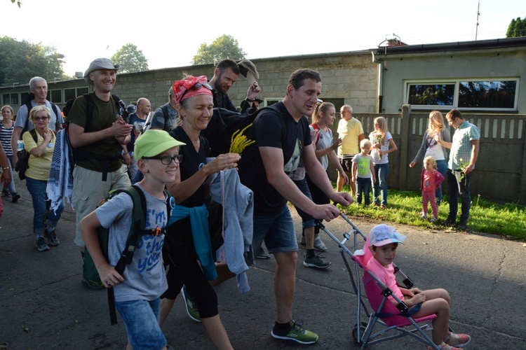 W Zawadzkiem pielgrzymi witani kwiatami