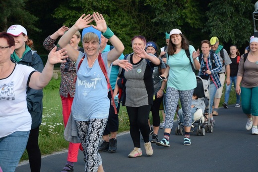 W Zawadzkiem pielgrzymi witani kwiatami