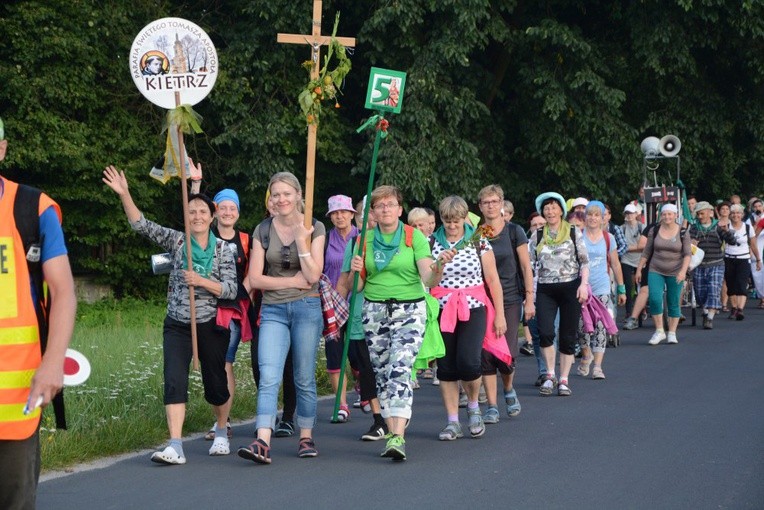 W Zawadzkiem pielgrzymi witani kwiatami