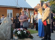 Kwiaty pod obeliskiem upamiętniajacym ks. Romana Kotlarza złozyli przedstawiciele rodziny księdza