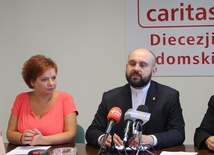 Podczas konferencji prasowej - Iwona Stepniewska i ks. Damian Drabikowski