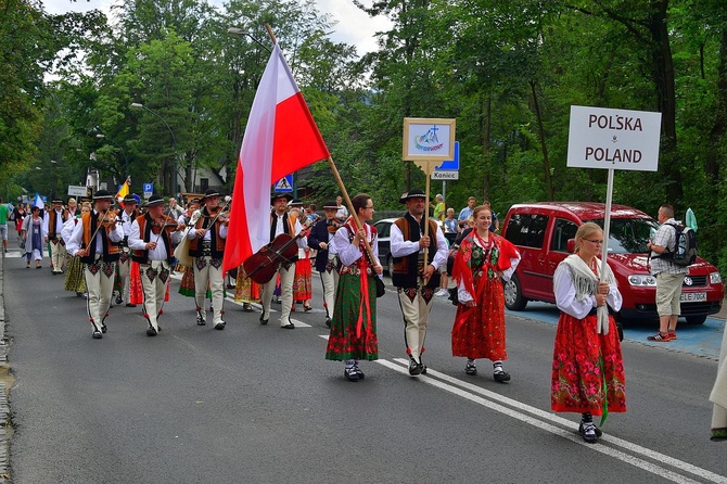 Folklor świata pod Giewontem - korowód przez miasto