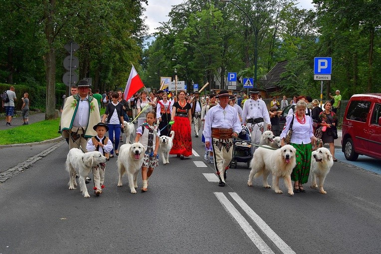 Folklor świata pod Giewontem - korowód przez miasto