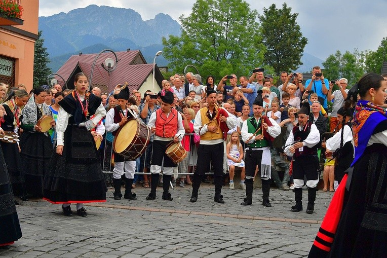 Folklor świata pod Giewontem - korowód przez miasto