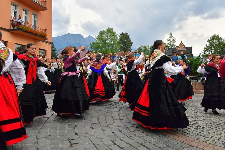 Folklor świata pod Giewontem - korowód przez miasto