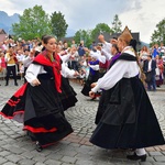 Folklor świata pod Giewontem - korowód przez miasto