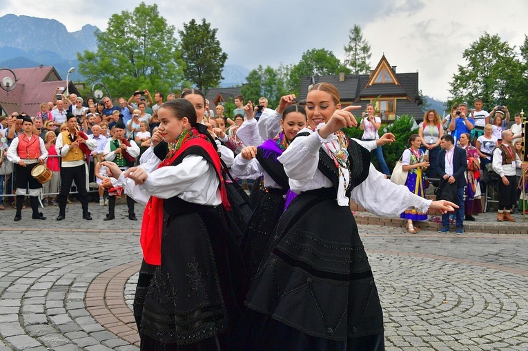 Folklor świata pod Giewontem - korowód przez miasto