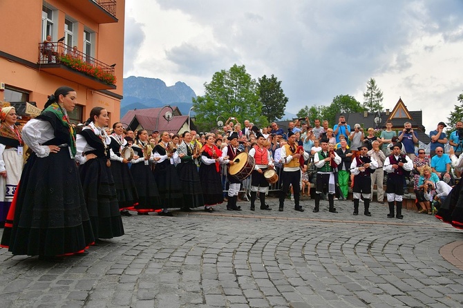 Folklor świata pod Giewontem - korowód przez miasto