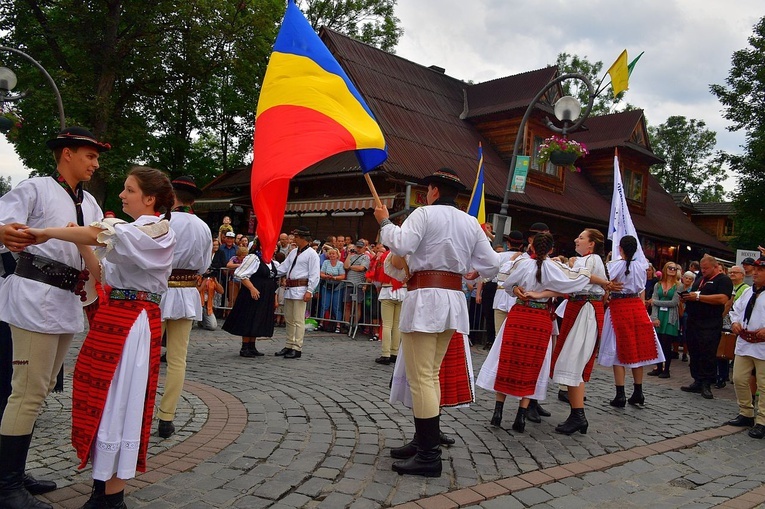 Folklor świata pod Giewontem - korowód przez miasto