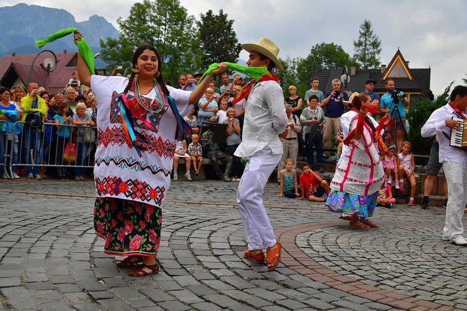 Folklor świata pod Giewontem - korowód przez miasto