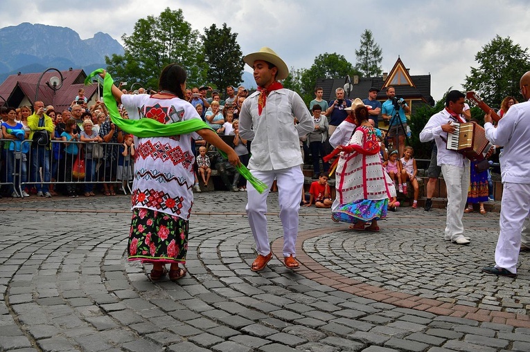 Folklor świata pod Giewontem - korowód przez miasto