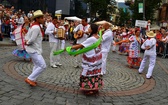 Folklor świata pod Giewontem - korowód przez miasto