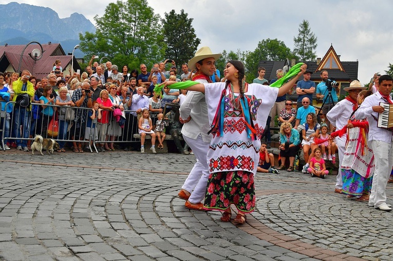 Folklor świata pod Giewontem - korowód przez miasto