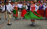 Folklor świata pod Giewontem - korowód przez miasto