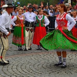 Folklor świata pod Giewontem - korowód przez miasto