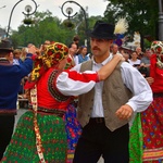 Folklor świata pod Giewontem - korowód przez miasto