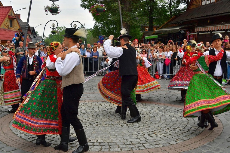 Folklor świata pod Giewontem - korowód przez miasto