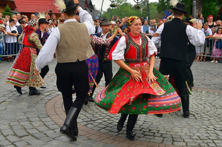 Folklor świata pod Giewontem - korowód przez miasto