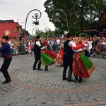 Folklor świata pod Giewontem - korowód przez miasto