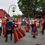 Folklor świata pod Giewontem - korowód przez miasto