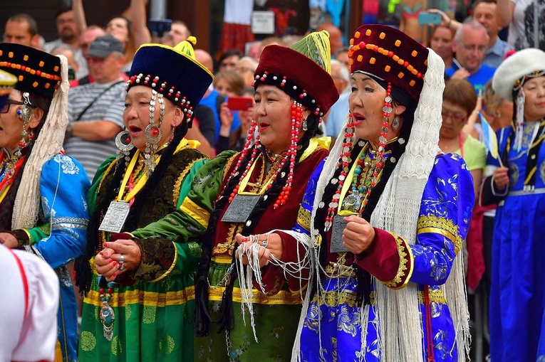 Folklor świata pod Giewontem - korowód przez miasto