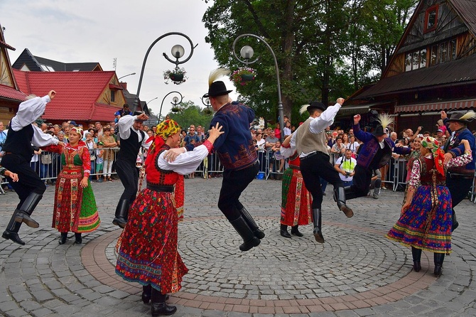 Folklor świata pod Giewontem - korowód przez miasto