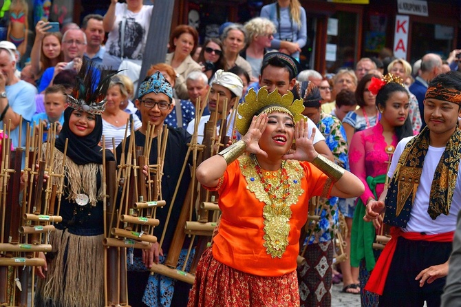 Folklor świata pod Giewontem - korowód przez miasto