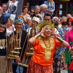 Folklor świata pod Giewontem - korowód przez miasto