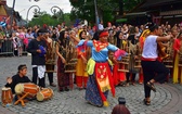 Folklor świata pod Giewontem - korowód przez miasto