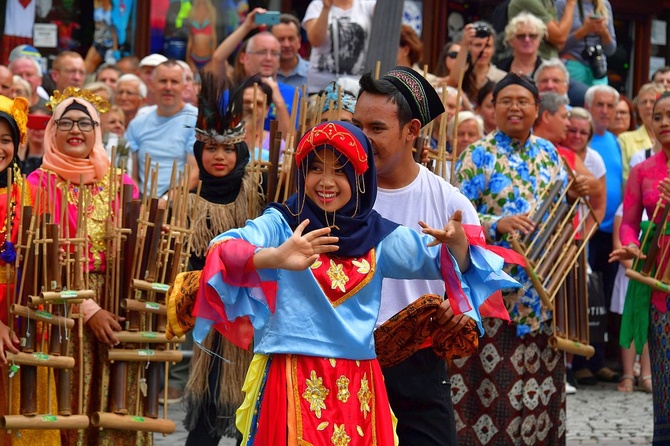 Folklor świata pod Giewontem - korowód przez miasto