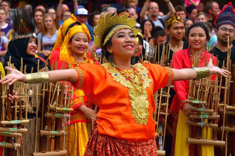 Folklor świata pod Giewontem - korowód przez miasto