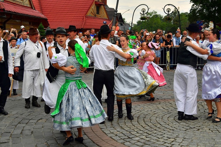 Folklor świata pod Giewontem - korowód przez miasto