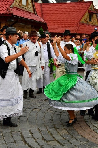 Folklor świata pod Giewontem - korowód przez miasto