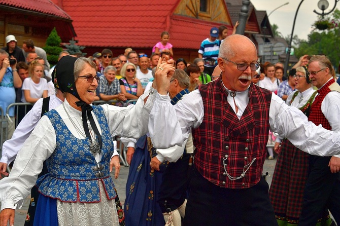 Folklor świata pod Giewontem - korowód przez miasto