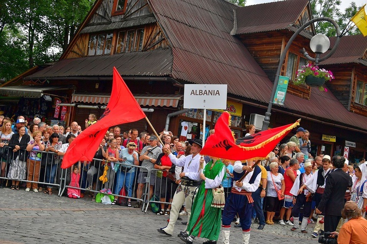 Folklor świata pod Giewontem - korowód przez miasto