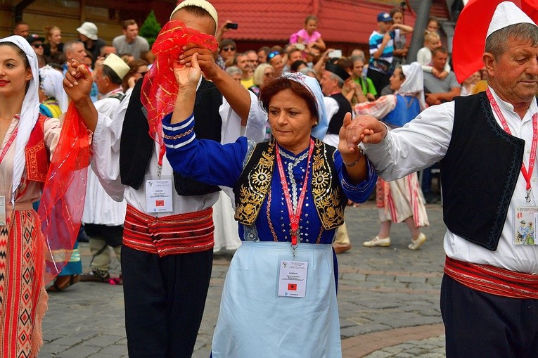 Folklor świata pod Giewontem - korowód przez miasto