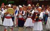 Folklor świata pod Giewontem - korowód przez miasto