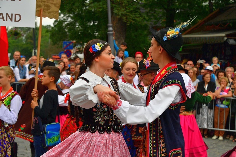 Folklor świata pod Giewontem - korowód przez miasto