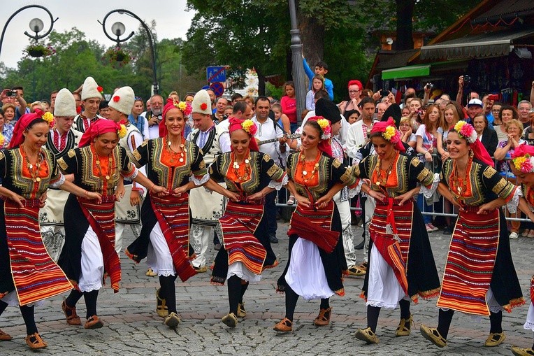 Folklor świata pod Giewontem - korowód przez miasto