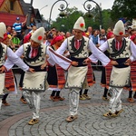 Folklor świata pod Giewontem - korowód przez miasto