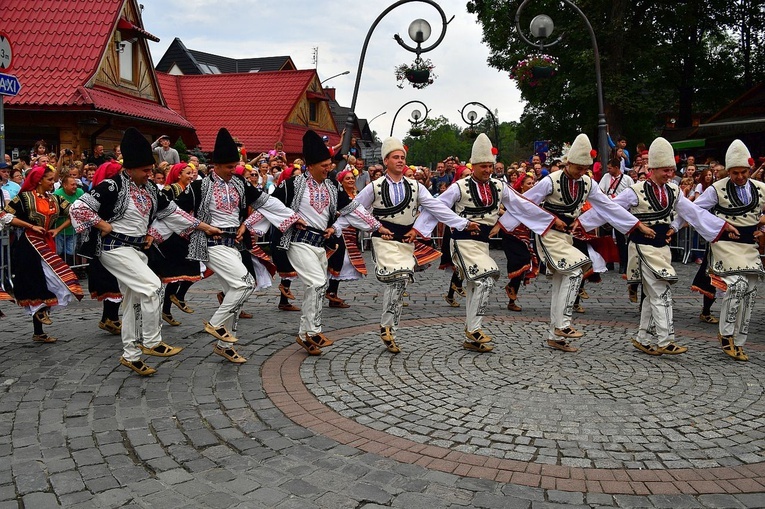 Folklor świata pod Giewontem - korowód przez miasto