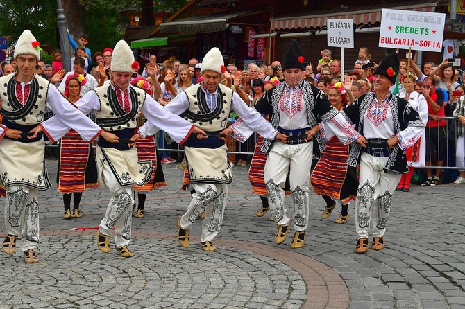 Folklor świata pod Giewontem - korowód przez miasto