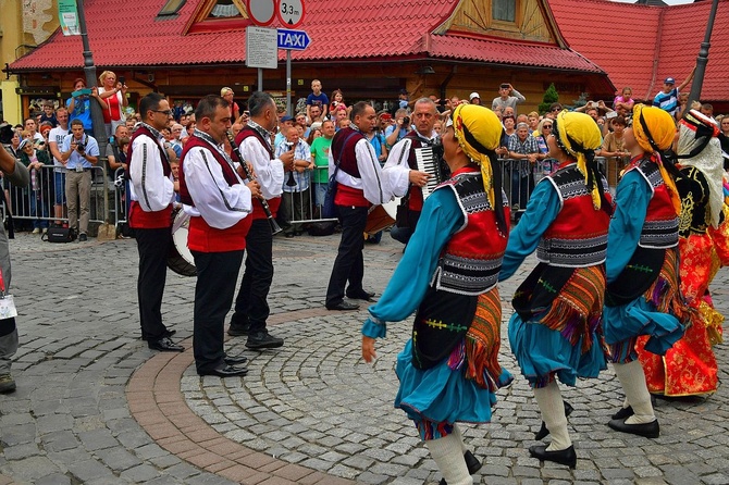 Folklor świata pod Giewontem - korowód przez miasto