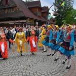 Folklor świata pod Giewontem - korowód przez miasto