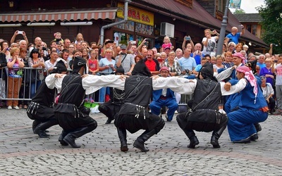 Folklor świata pod Giewontem - korowód przez miasto