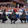 Folklor świata pod Giewontem - korowód przez miasto