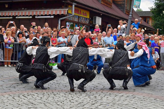 Folklor świata pod Giewontem - korowód przez miasto