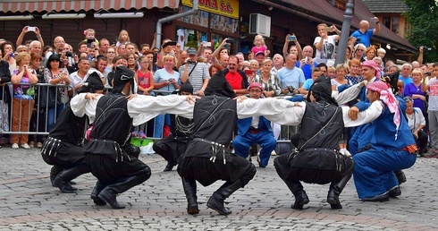 Folklor świata pod Giewontem - korowód przez miasto