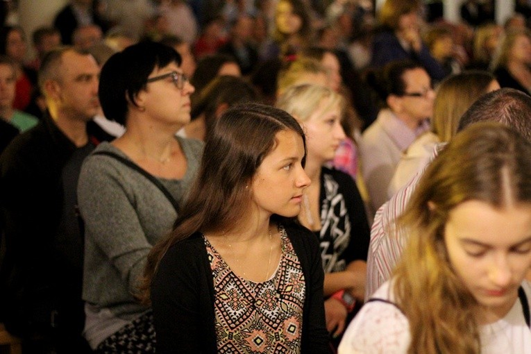 Adoracja przy ołtarzu z Campus Misericordiae